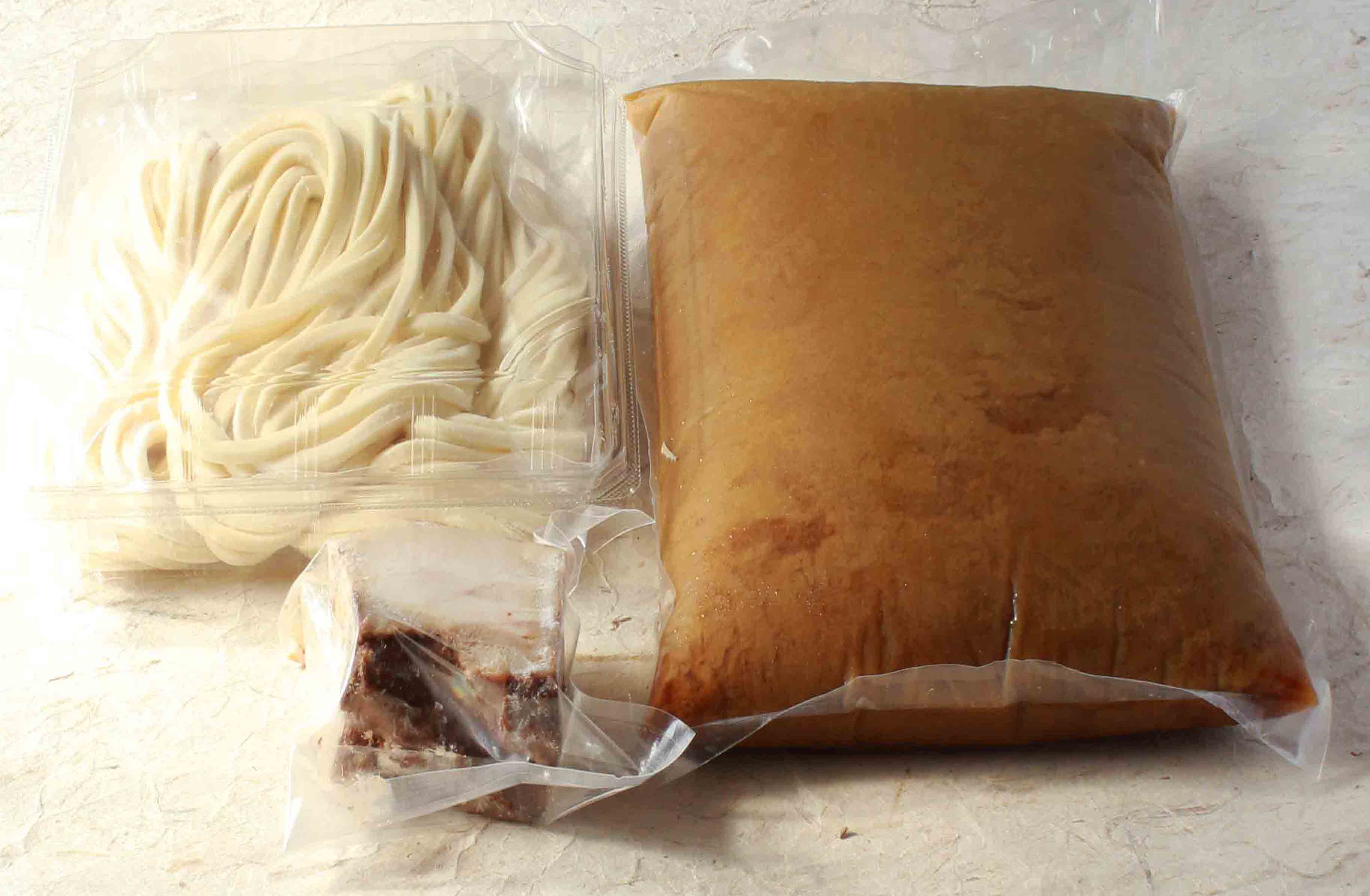 のらやで人気のカレー出汁と出来たての生うどんを鍋セットにしました ご家庭で本物の味をお楽しみください のらやで人気のカレー出汁と出来たての生うどんを鍋セットにしました ご家庭で本物の味をお楽しみください